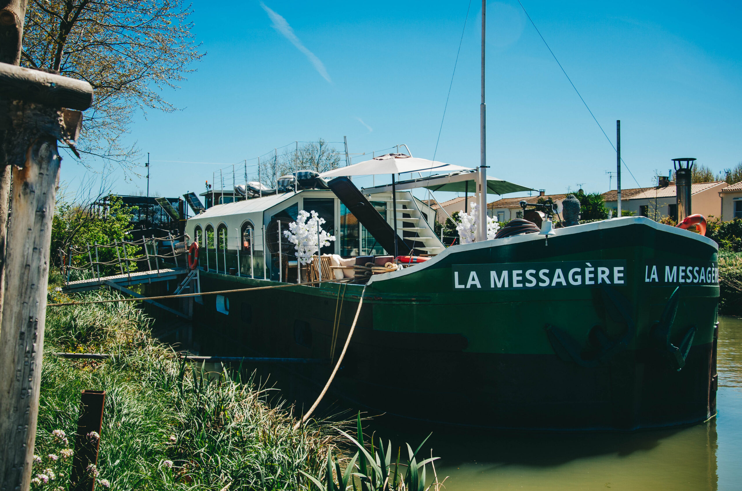 Dormir sur une péniche sur le Canal du Midi — chambre d'hôtes insolite à Villeneuve-lès-Béziers, Hérault
